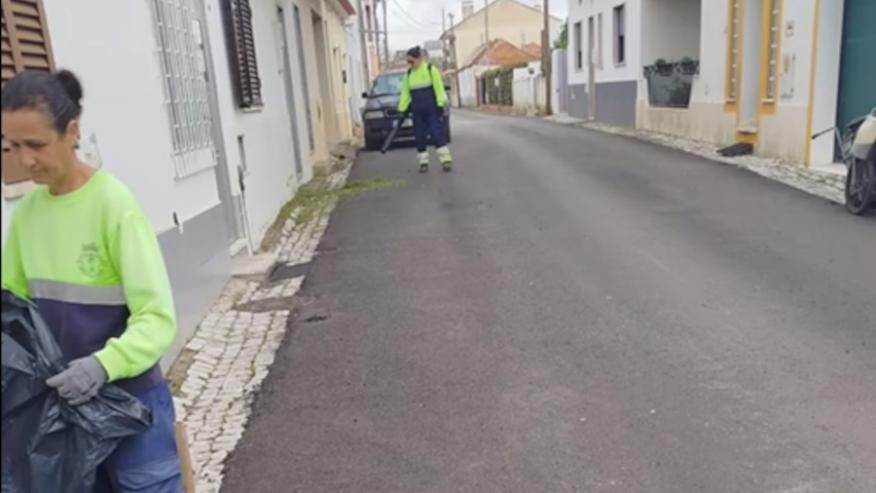 Equipa da Junta de Freguesia de Quinta do Anjo nas ruas
