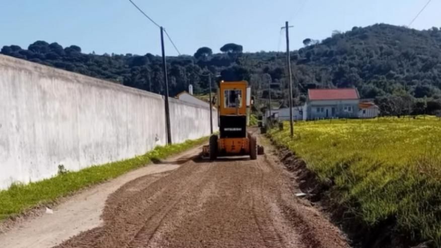 Repara&ccedil;&otilde;es na rua Jos&eacute; Jeremias com a moto-niveladora