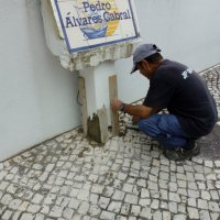 Manutenção de placa de toponímia na Rua Pedro Álvares Cabral